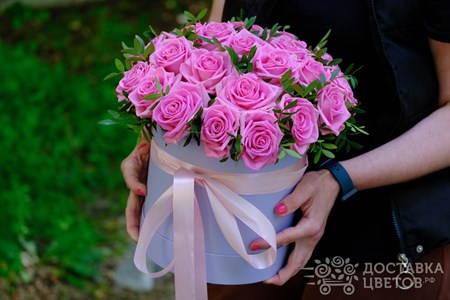 Композиция из 25 розовых роз в коробке "Сонная лощина"